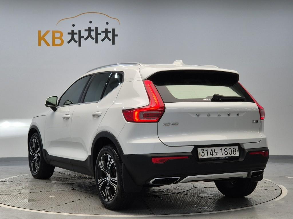 2020 VOLVO XC40 