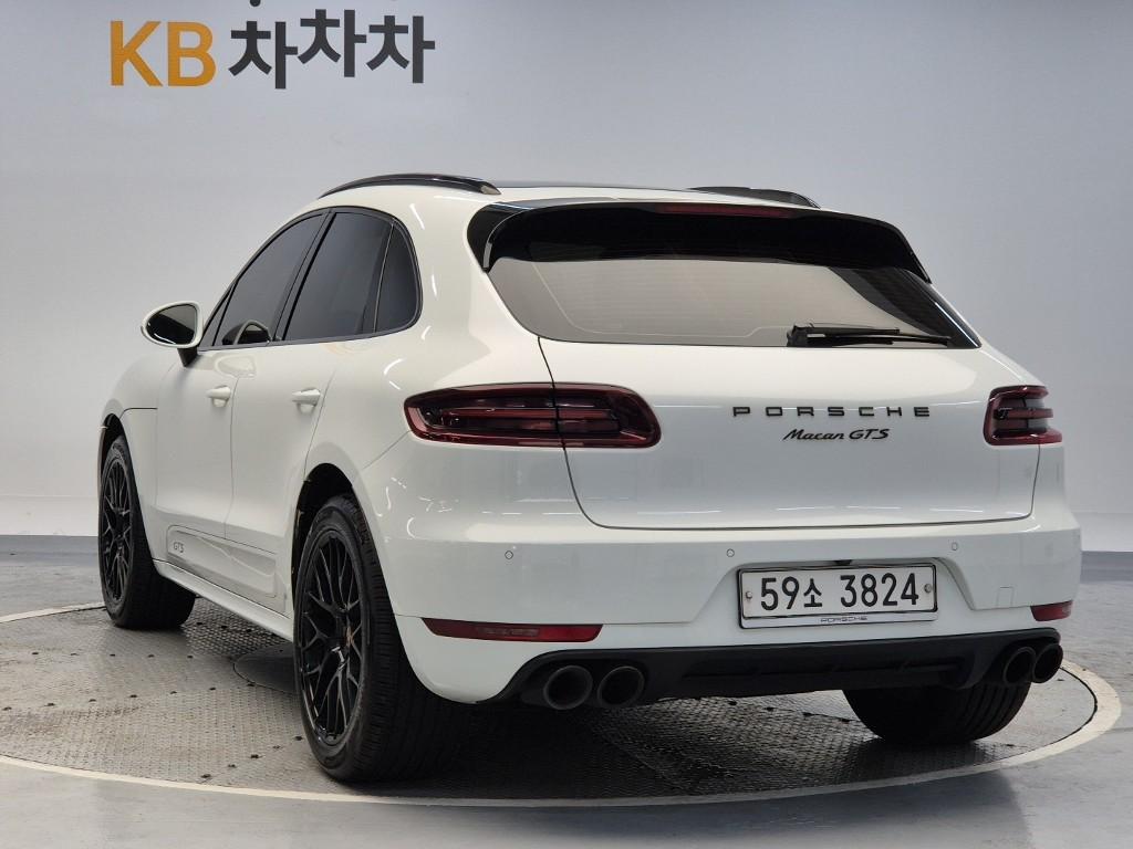 2018 PORSCHE MACAN 