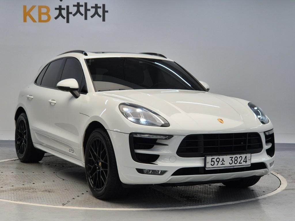 2018 PORSCHE MACAN 