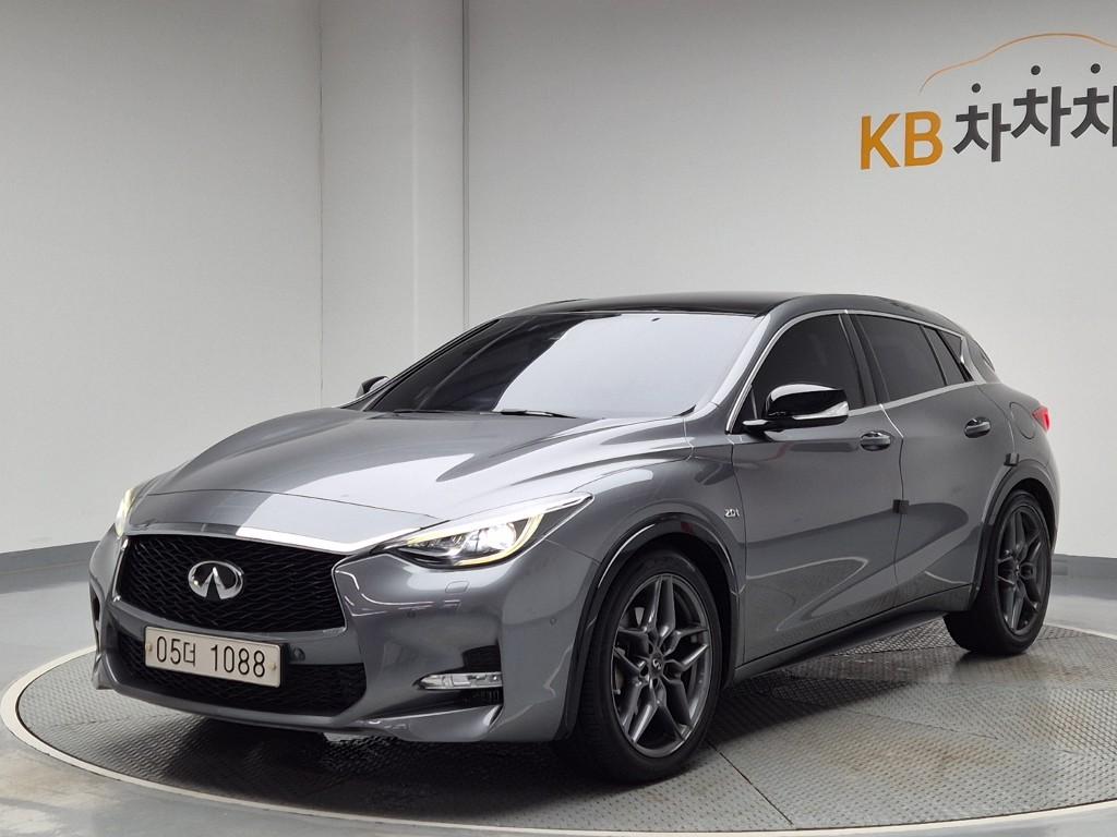 2017 INFINITI Q30 