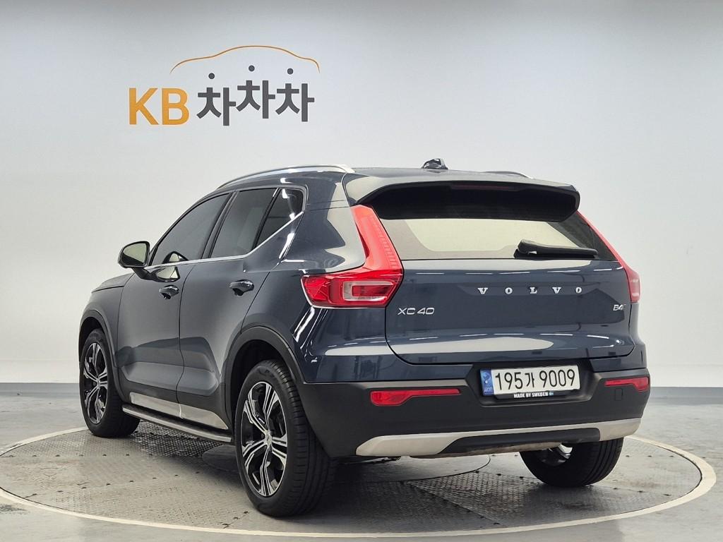 2022 VOLVO XC40 