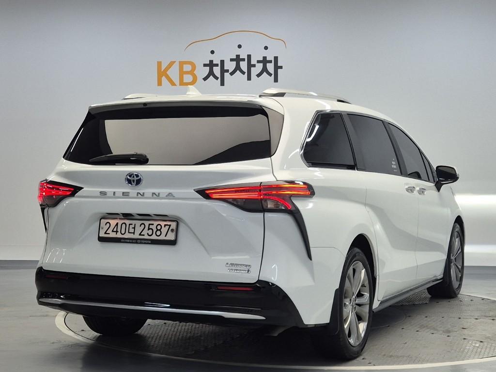 2024 TOYOTA SIENNA 