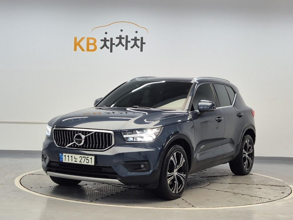 2022 VOLVO XC40 