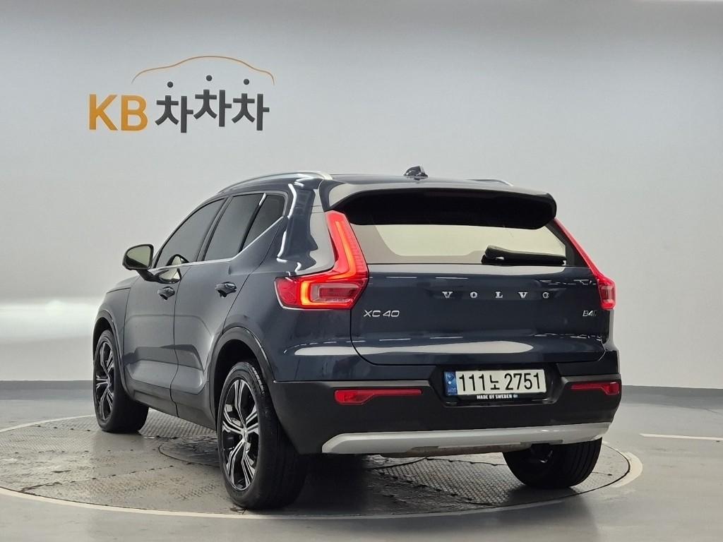 2022 VOLVO XC40 
