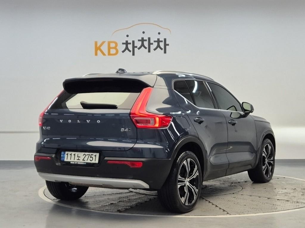2022 VOLVO XC40 