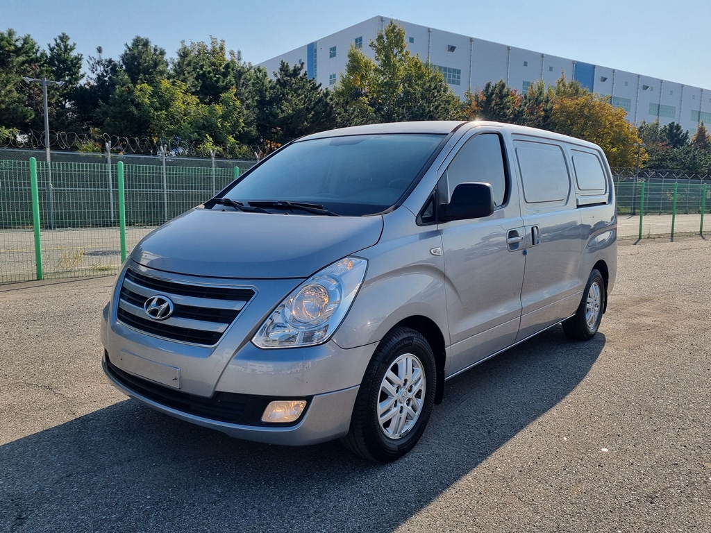 2018 HYUNDAI GRAND STAREX 3seat  Diesel Van Smart