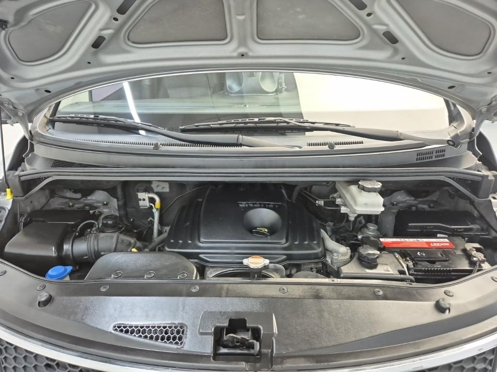 2011 HYUNDAI GRAND STAREX 