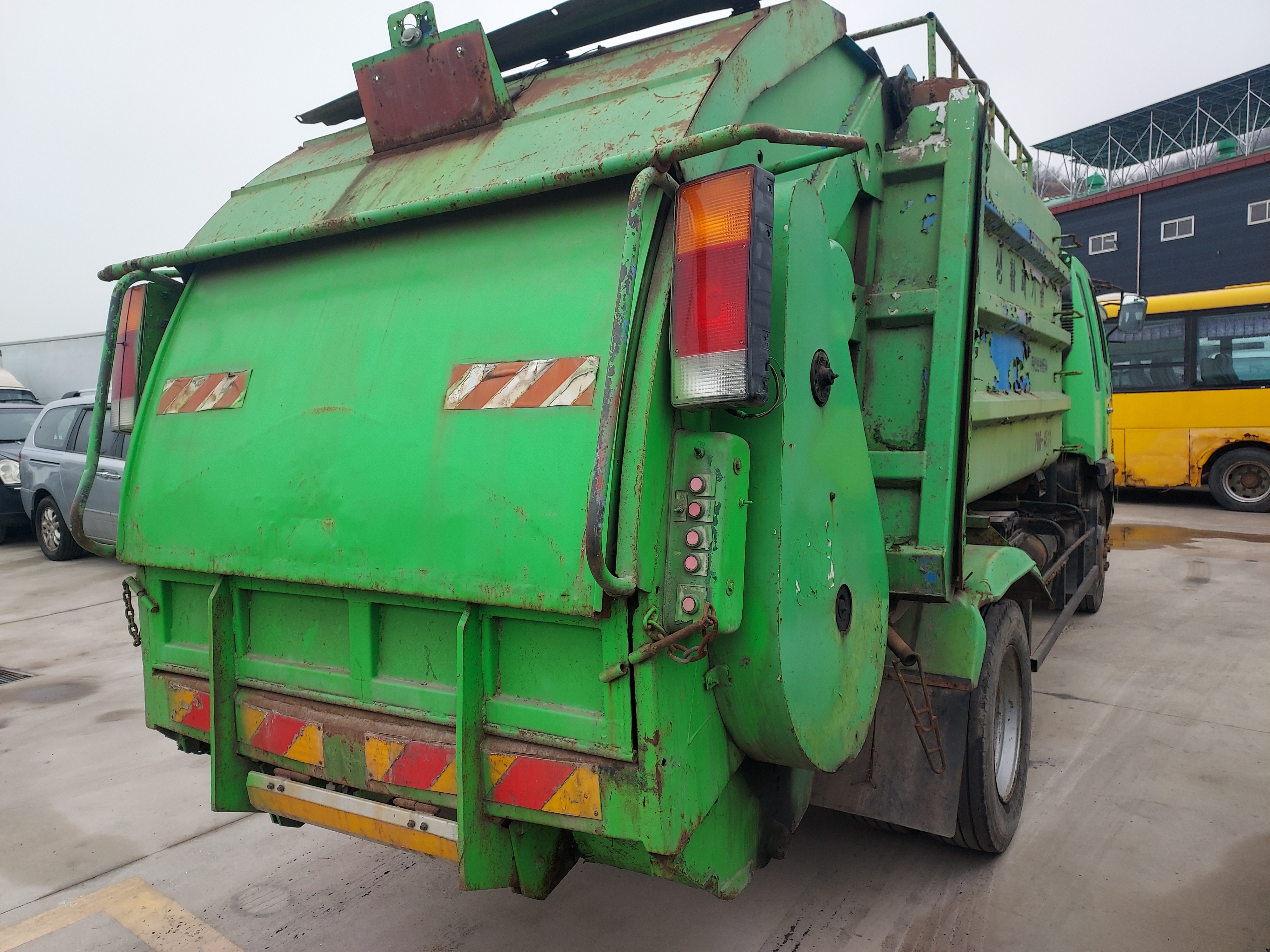 2002 Kia Rhino dump