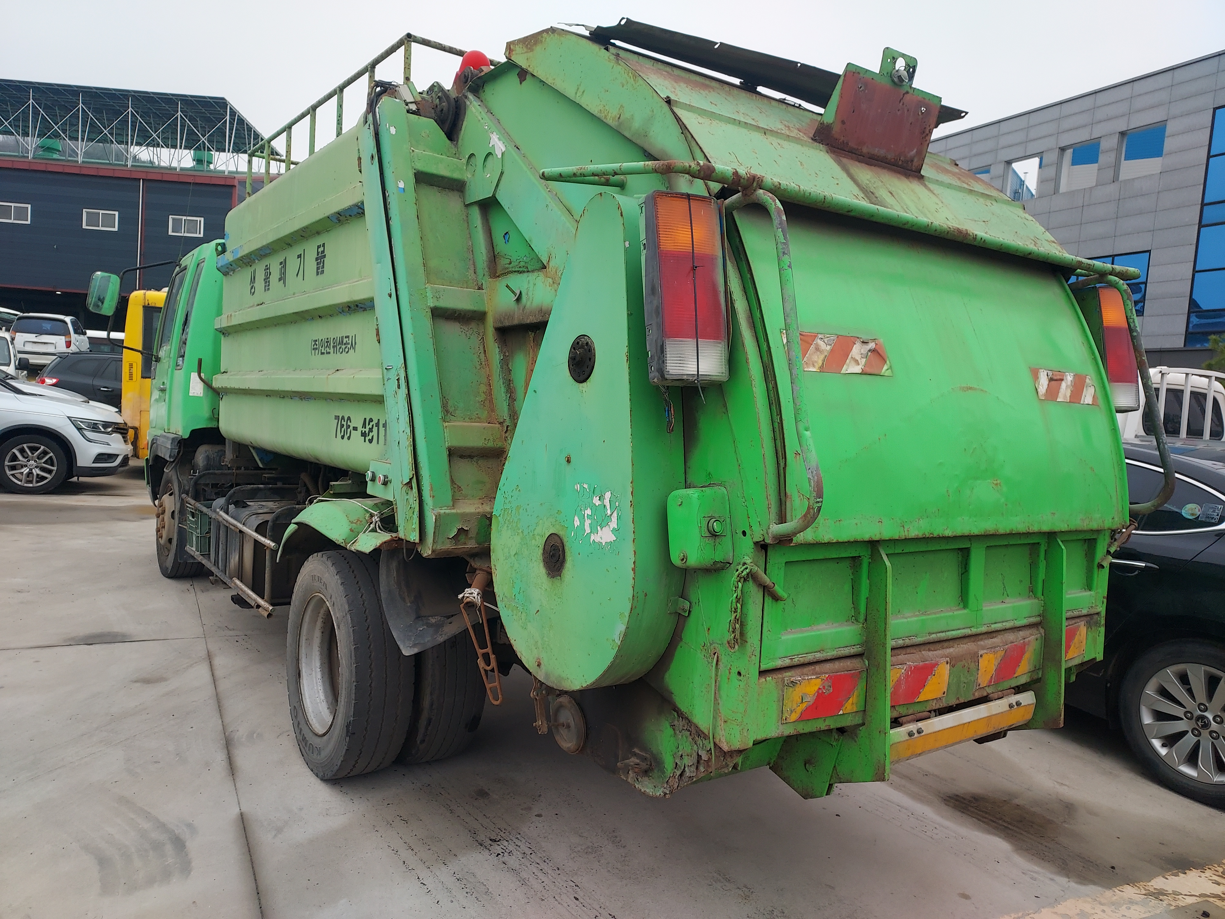 2002 Kia Rhino dump