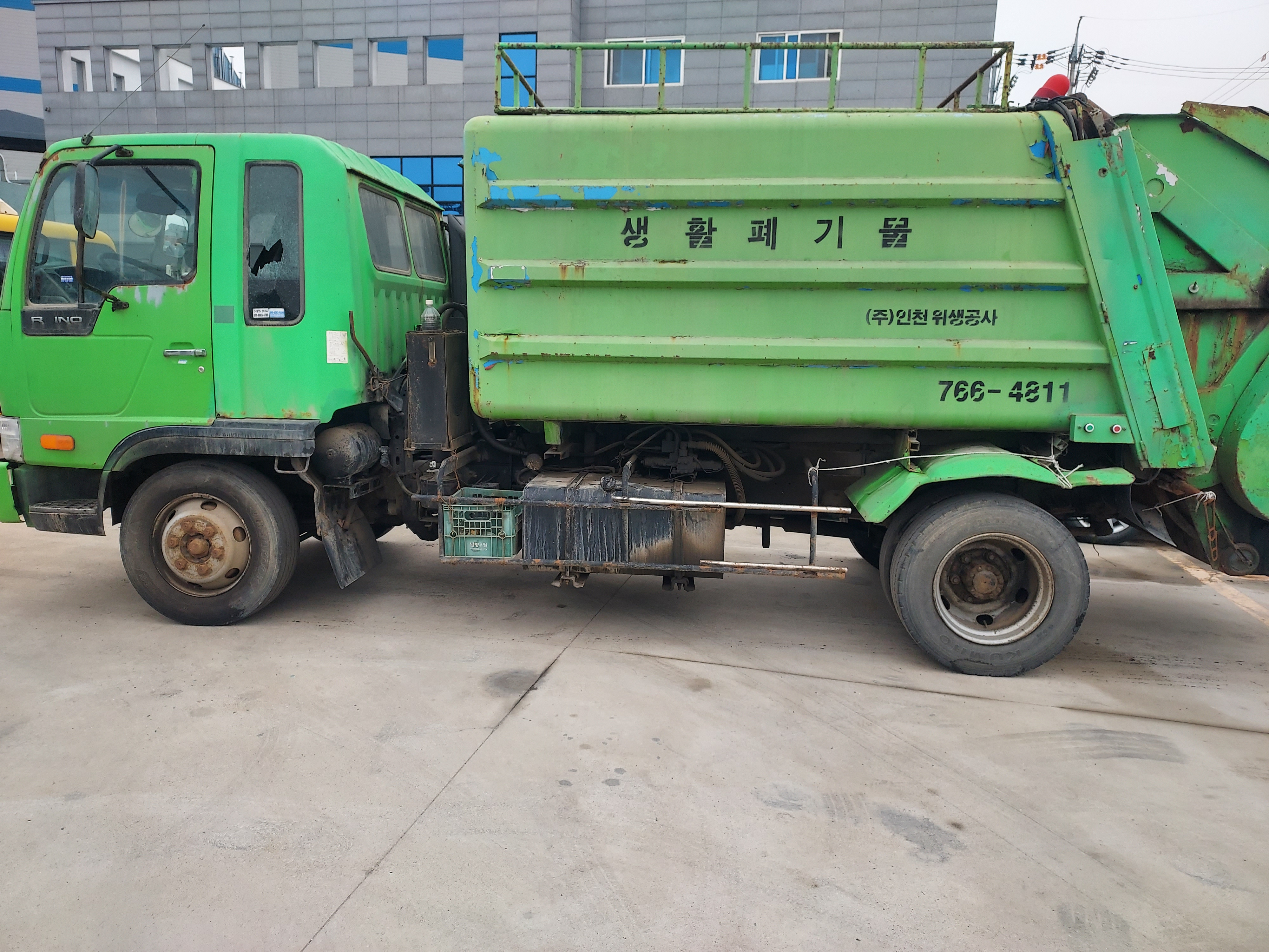 2002 Kia Rhino dump